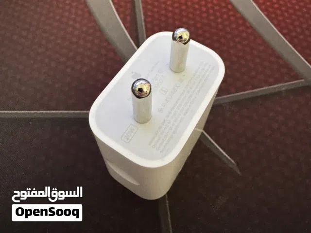شاحن أيفون أصلي من كرتونه جديد غير مستخدم . أصلي من كرتونة ايفون