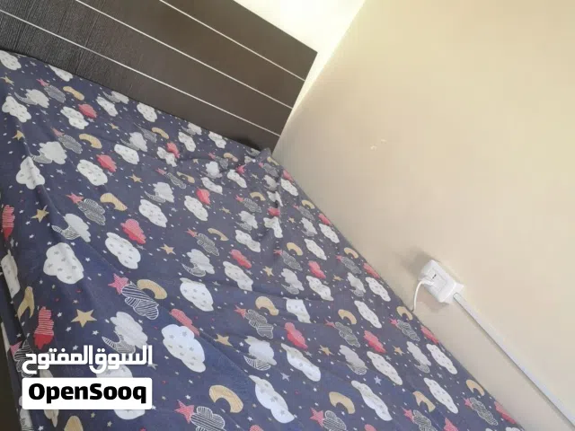 سرير مفرد ونص للبيع