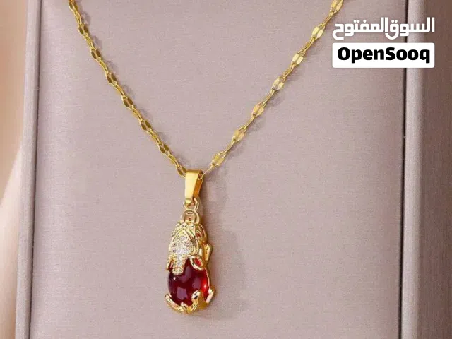 قلادة كلاسيكية قلادة حجر أحمر من التيتانيوم لون جولد روز مرصع بأحجار الكريستال وحجر احمر