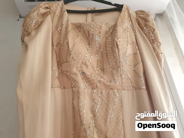 فستان سهرة للبيع السعر قابل للتفاوض