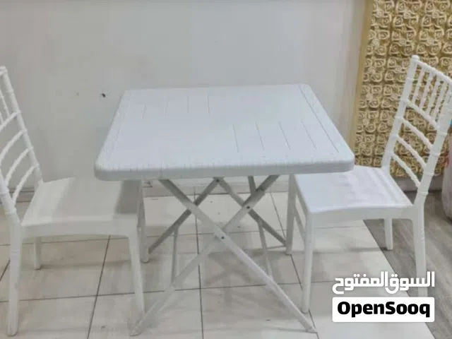 للبيع  : طاولة مع عدد 2 كراسي
