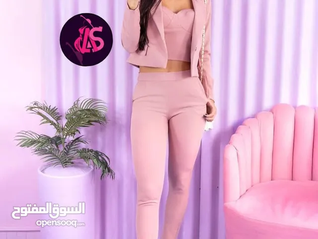 تألقي بقطع حصرية تُبرز أسلوبك العصري وتعزز ثقتكِ...لأن الأناقة هي بصمتك الخاصة! طقم نسائي ثلاث قطع