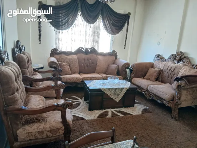 طقم غرفة ضيوف مع الطاولة الوسطية والبرداية