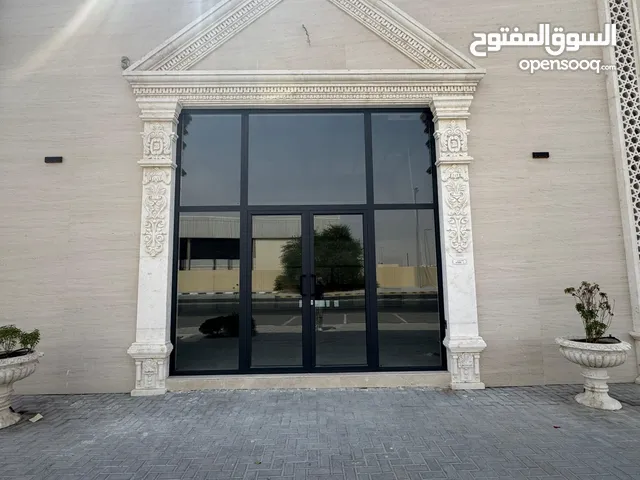 معرض بتشطيبات فاخرة للايجار السنوي