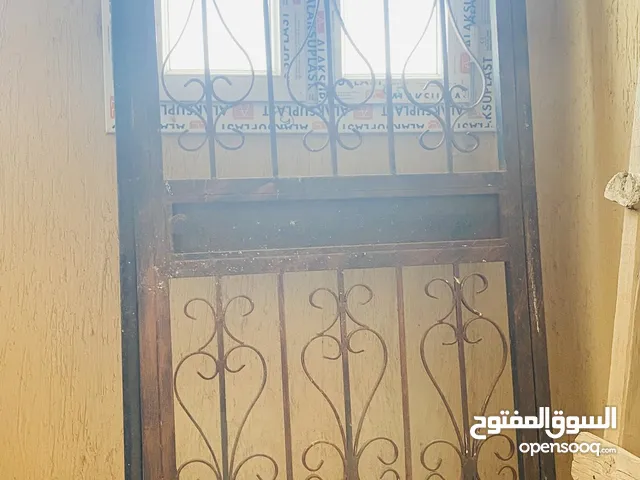 باب حديد بالقفص