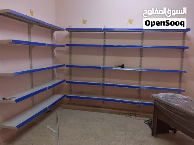 رفوف ومكتب