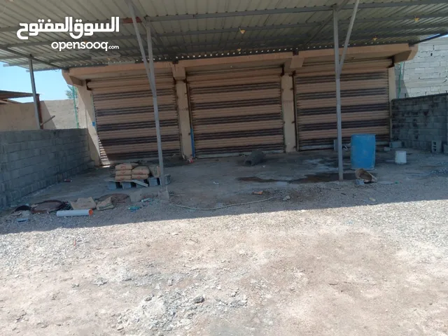موقع للايجار ، محلات + محوطة أمام المحلات
