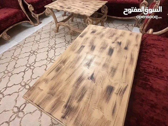 كنب 8 قطع نظيف و 2 طاولات طويله و 3 طاولات صغيرة