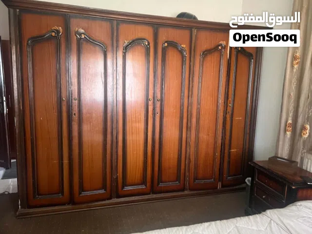 غرفه نوم كامله بسعر رخيص مكونه تخت او خزانه او شماعه او كويميدينتين مع الفرشه مع البرادي مع مكيتها