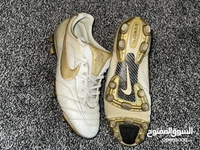 شوز جوتي كوره اصلي اوريجينال نسخه رونالدينيو 2005 نسخه نادره جدا ولمحبين رونالدينيو مقاس 40.5