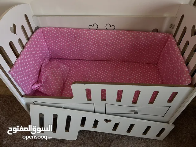 تخت اطفال لعمر اربع سنوات مع كفر حمايه وناموسيه وفرشه ومخده