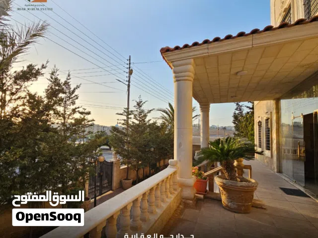 فيلا مميزة للبيع بسعر مغري وذات تشطيبات فخمة وموقع جميل/