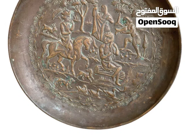 تحفة نادرة – طبق نحاسي منقوش يدويًا تعود للقرن التاسع عشر