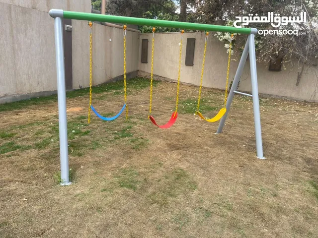 درجيحة حديد بثلاث أراجيح للبيع ـ شبه جديده للبيع.