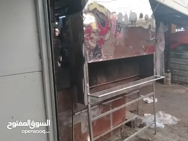 عدة مطعم مستعمل بحاله جيده للبيع بداعي السفر يوجد متفرقات كثيره جاطات ستيل طناجر صواني ميزان