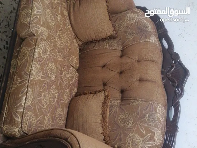 طقم كنب خشب ممتاز ولا يوجد فيه كسر ابدا وفرش جيد