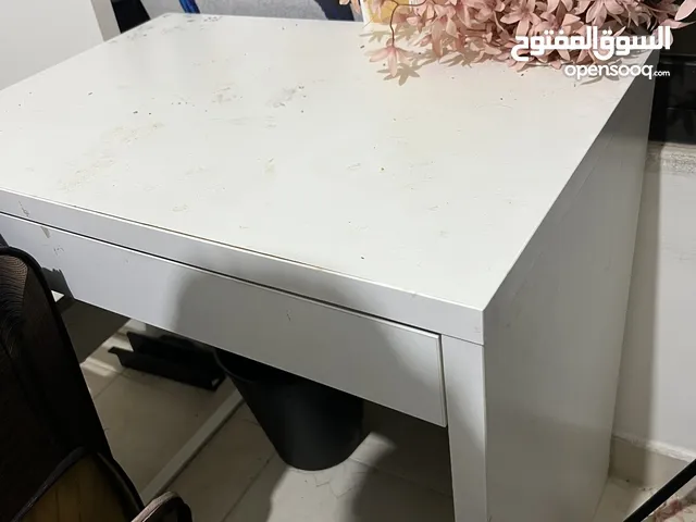 طاولة دراسة وعمل من ايكيا للبيع حجمها جداً مناسب للبيع بسبب السفر المستعجل جميع القياسات مرفقة تحت