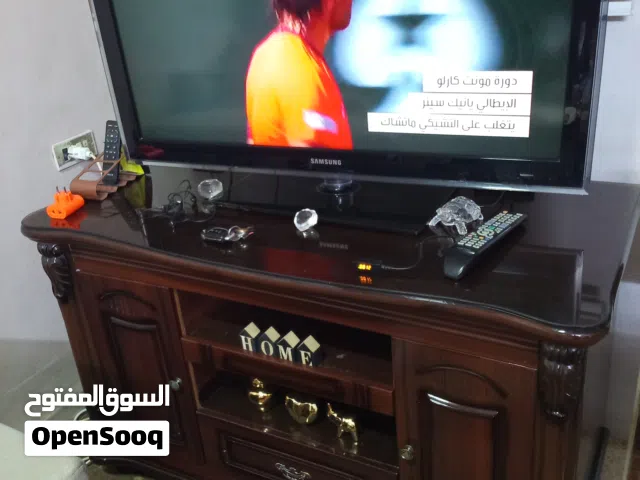 طاولة تلفزيون ثقيلة