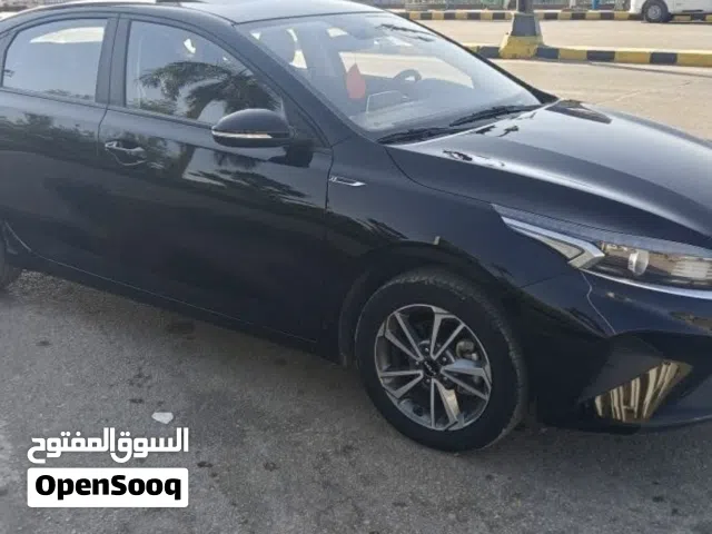 عدد  2 سيارة سيراتو 23 لون اسود ماشية 60 الف والابيض ماشية 52 الف السعر للاسود 2850 والابيض 2950