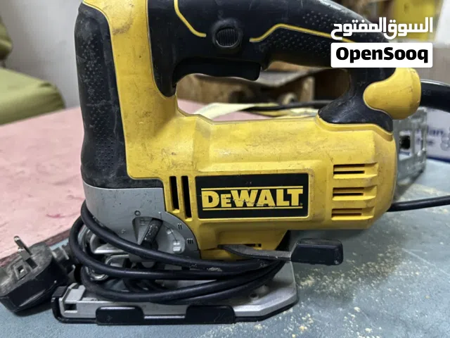منشار أرّكت كهربائي (Jigsaw) من إنتاج شركة ديوالت (DeWALT)،