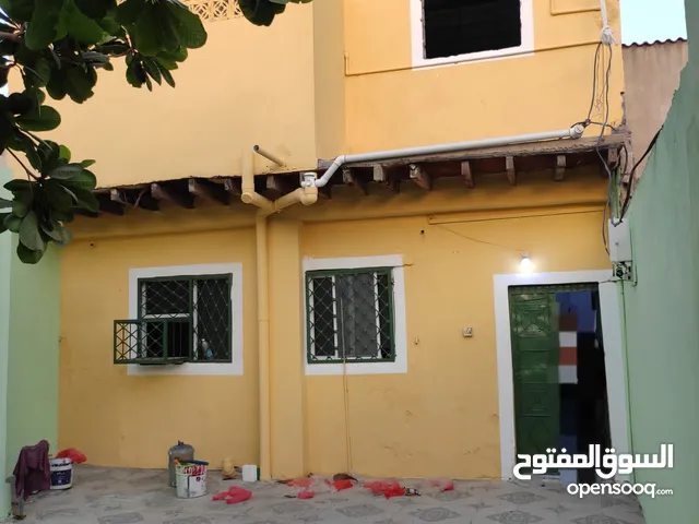 للبيع بيت دورين في البريقه من بيوت الشرطه مقابل جوله البريقه على الشارع مساحته 6 × 30 اوراق رسميه