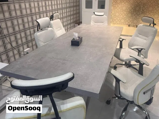 طاولة اجتماعات ومكتبة مميزة