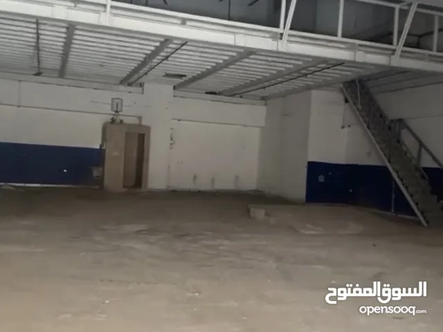 فرصة ذهبية للمصنعين وأصحاب الورش! محل بمساحة 250 متر + سندرة 125 متر