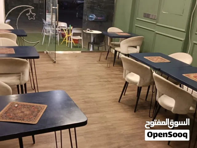 اثاث مقهى راقي للبيع مستخدم بشكل بسيط جدا لا يتحاوز 6 اشهر