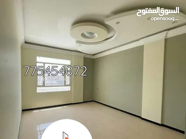 شقة كبيرة فاخرة للبيع  نظام 5 غـــرف- في أرقى أحياء صنعاء ..  الموقع (( شارع الخمسين - بيت بوس ))