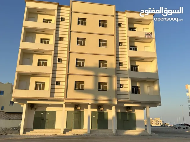 مبنى سكني تجاري لـ الايجار عبارة عن معرض تجاري و أربع طوابق سكنية (16شقة-42غرفة)