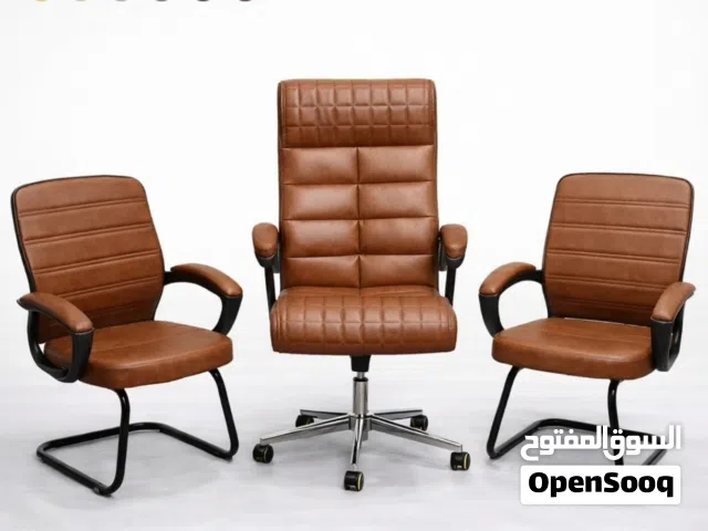 هيبة المكتب  ليش تدوّر وتحتار؟ طقم الكراسي اللي بجمّع بين الراحة المطلق
