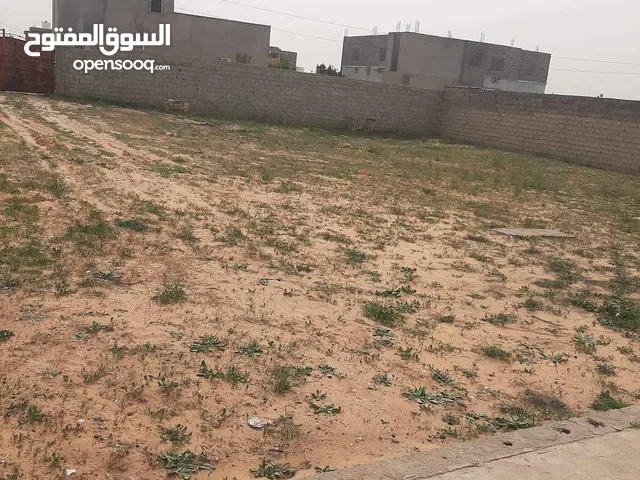 قطعة أرض 500 م  في عين زارة بعد جامع الشيخان شارع سوق فطرة مول مسافة 700 متر