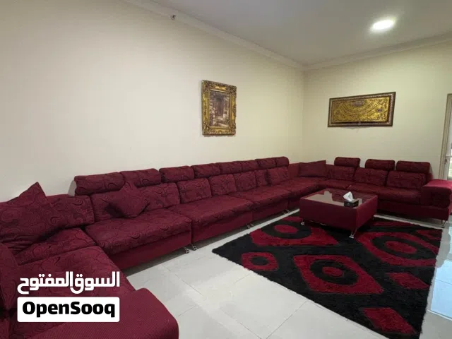 غرفة جلوس 13 مقعد مع كورنرين وطاولة وسجادة لون خمري