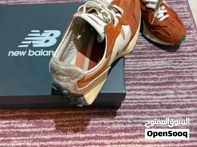 حذاء New balance برتقالي اصلي بحاله ممتازه-سعر مناسب