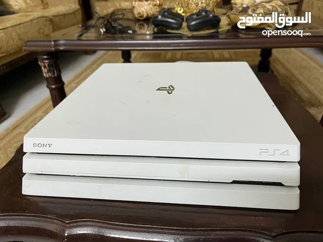 بلايستيشن فور برو أبيض نظيف جداً 1 تيرا + يدين اصلية + Warzone مجاناً"