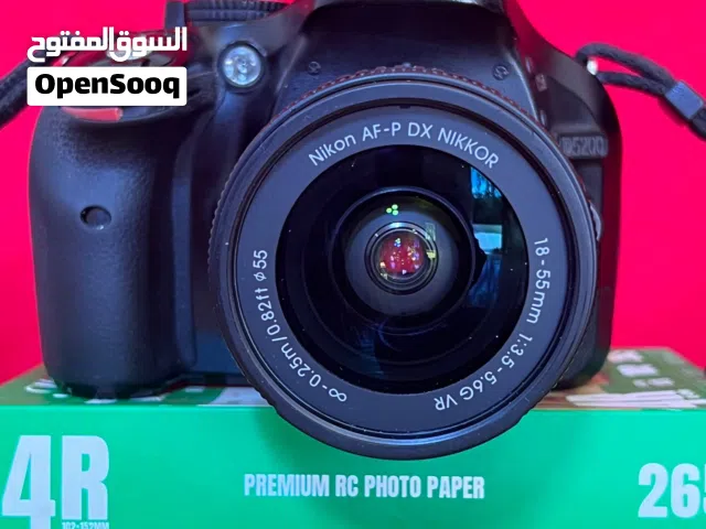 كاميرا نيكون Nikon D5200  مع عدسة 24 إلى 55ملم وشنطة وشاحن نيكون  وبطارتين ستراب نيكون الأصلي.