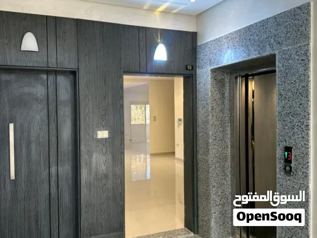 شقة في منطقة هادئة على طريق المطار بسعر مغري