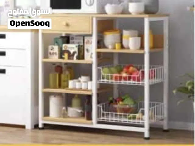 رف مثالي لتنظيم أدوات المطبخ المختلفة مثل الأواني، الأجهزة الكهربائية، والتوابل