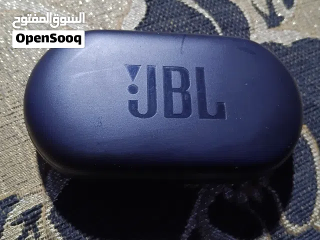 سماعه شحن لسماعات أذن لاسلكية من ماركة جيه بي ال (JBL) باللون الأسود