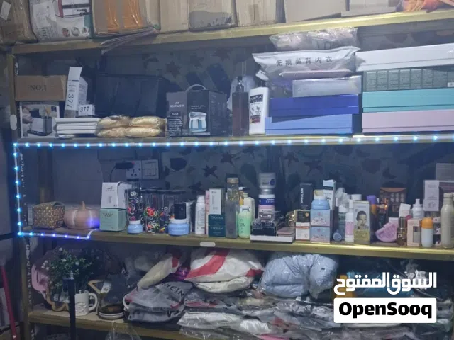 محل كامل للبيع مع الرفوف