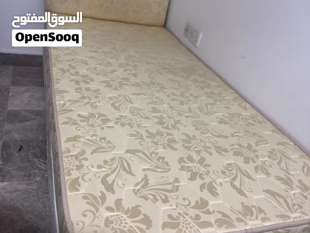 سرير مع مرتبة شبه جديد