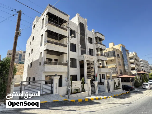 شقة ثالث و روف للبيع 200م ترس80م في اجمل مناطق ضاحية الرشيد قرب دوار اقراء مع حدائق واسعة .