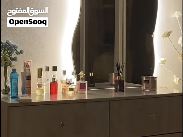 تسريحة مع مراية LED أنيقة – بحالة ممتازة