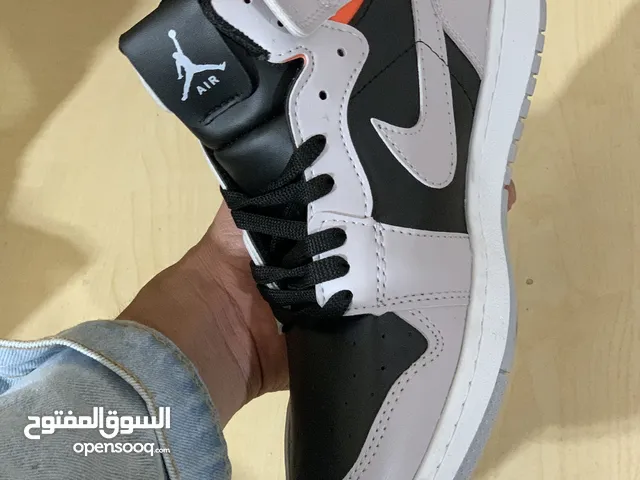 42 Sport Shoes in Amman