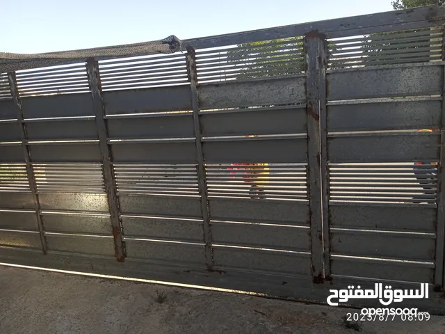 بوابة حديقة او منزل جديدة غيرر مدهونة