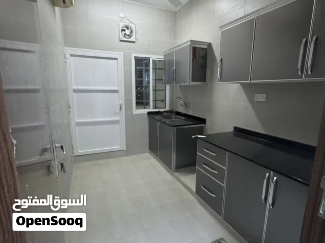 شقة جديدة للعوائل في الحوض قريب دوار الشباب وشارع البركات ( الشقة دور اول فوق الارضي )