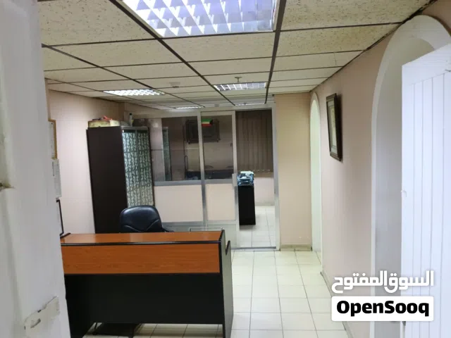 للبيع مكتب تجاري يحتوي علي رقمين آليين يصلح لترخيصين تجاريين مساحة اكتر من 90 متر  بمنطقة  شرق