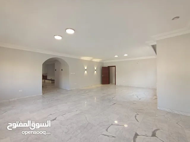 فيلا في عبدون مجدده حديثا 4 غرف نوم / 2 ماستر 5 حمامات مطبخ راكب بالكامل غرفة خادمه مع حمامها