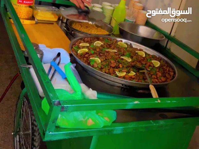 عربيه ذره بحاله جيده معها من داخل طباخين
