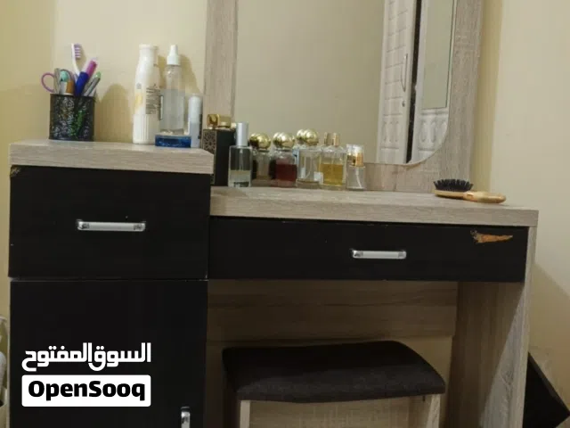 سرير مع تسريحة وخزانة
